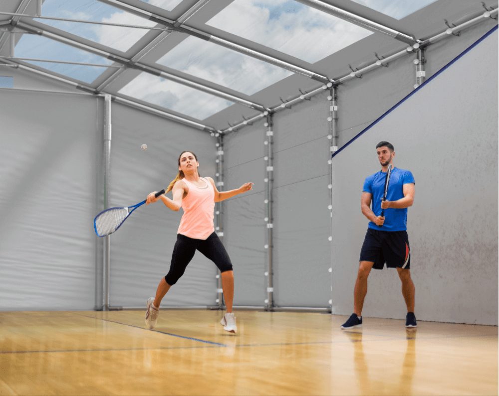 Czy można zaaranżować boisko do squasha w namiocie?