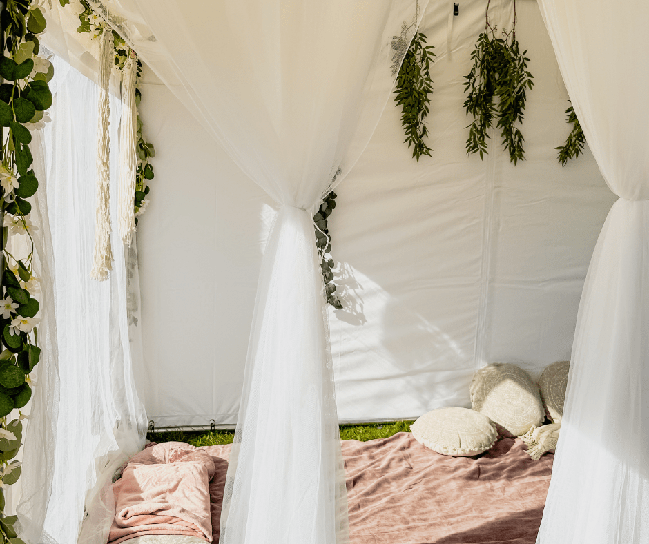 Kącik relaksu w namiocie wystawowym