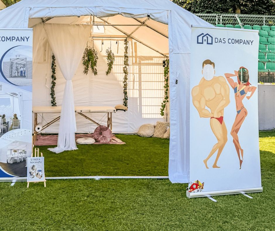 Strefa foto w namiocie eventowym podczas imprezy plenerowej