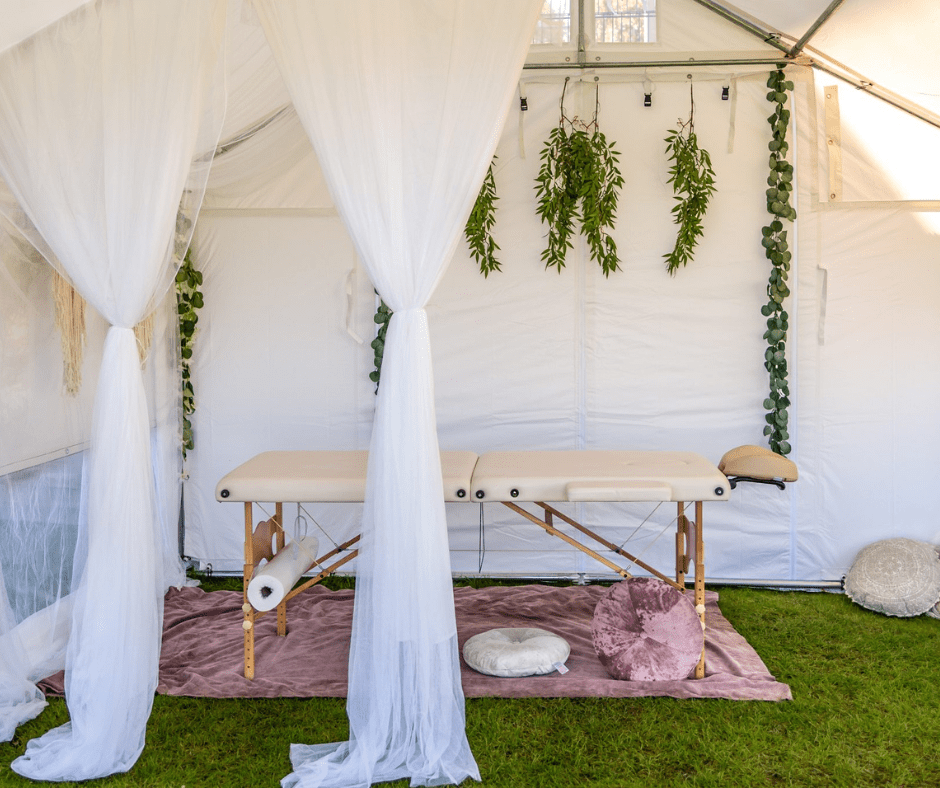 Strefa relaksu w namiocie eventowym