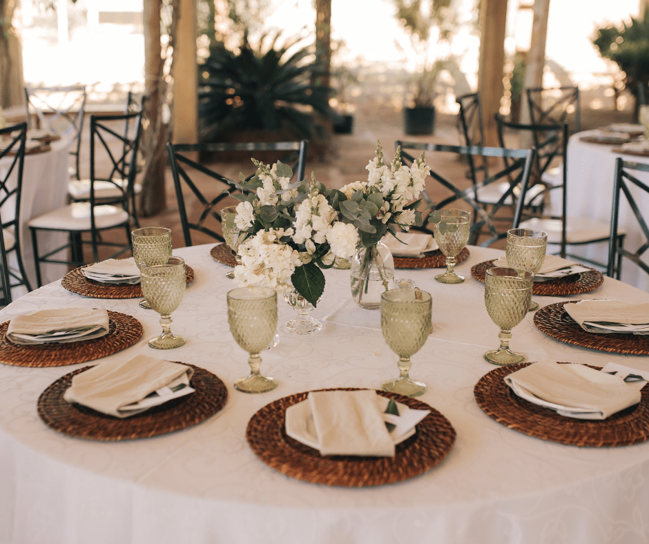 Jesienny stół w namiocie imprezowym