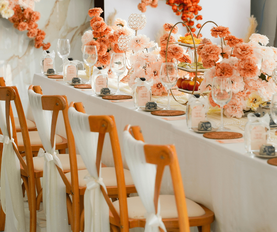 Jesienne kwiaty na stole imprezowym