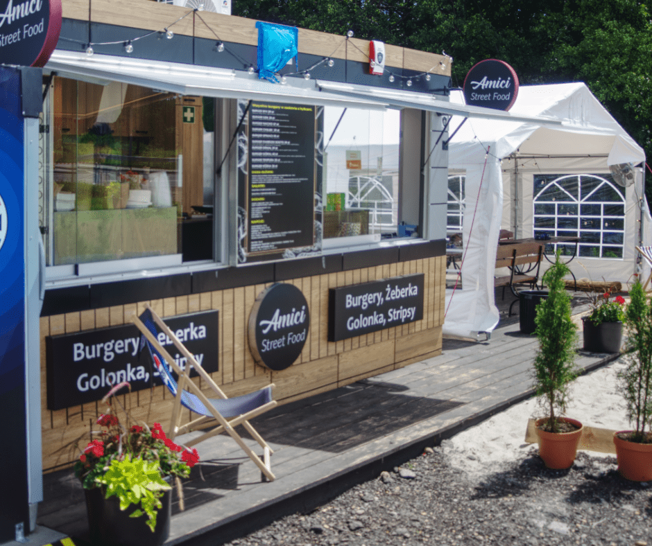 Namiot cateringowy przy food trucku