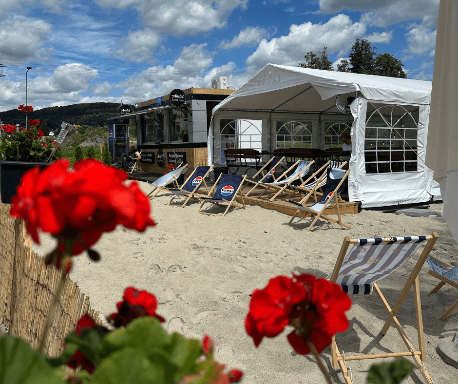 Leżaki przy namiocie cateringowym