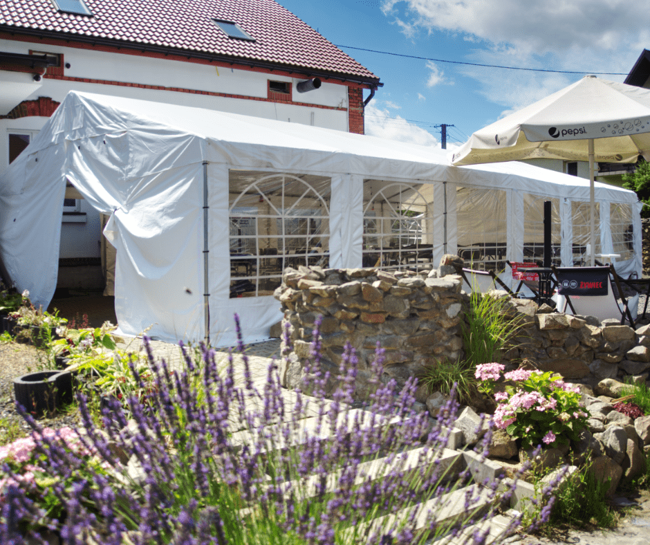 Namiot cateringowy przy restauracji