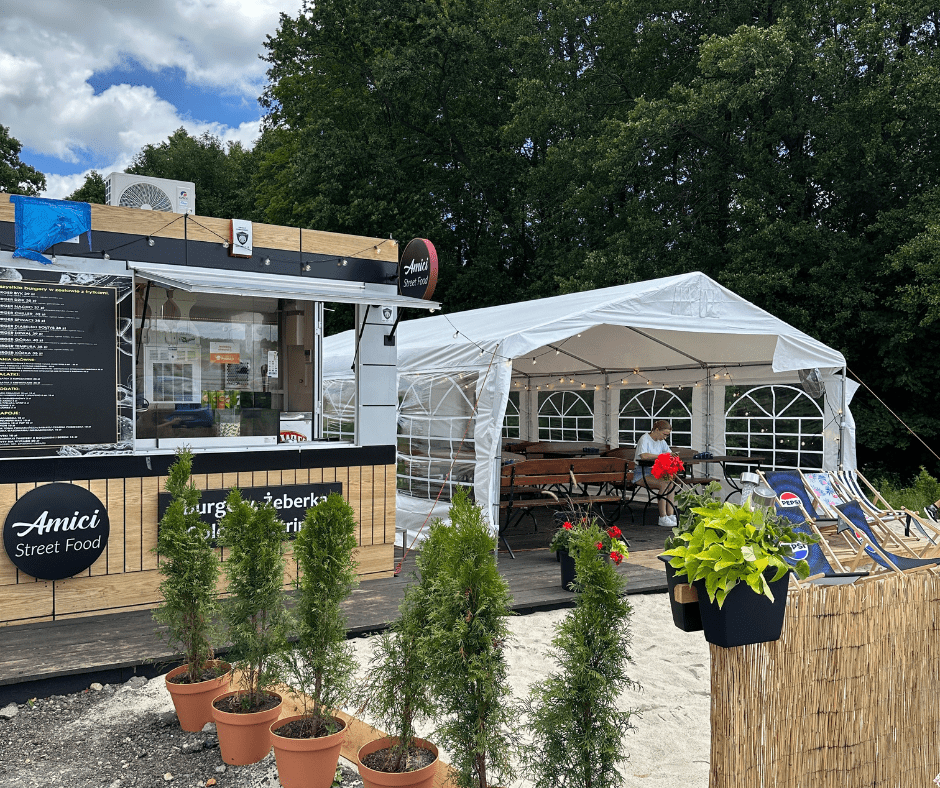 Namiot gastronomiczny z oknami witrażowymi