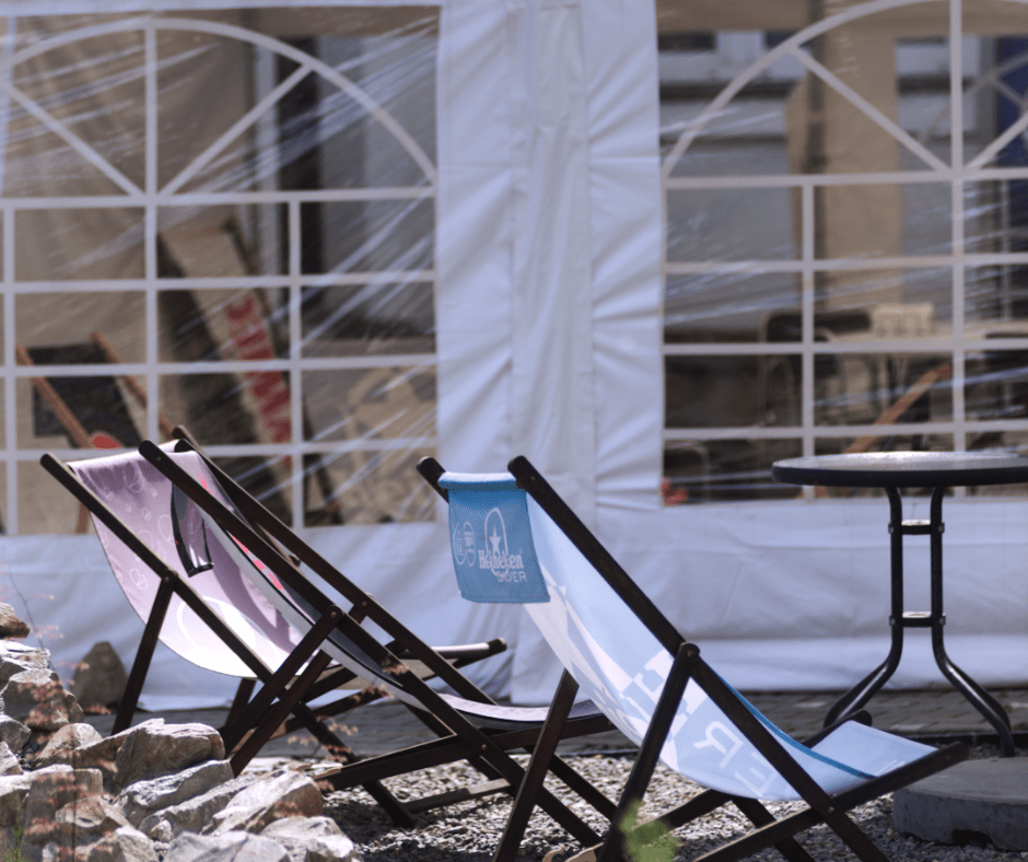 Dodatkowa przestrzeń dla gości w namiocie gastronomicznym