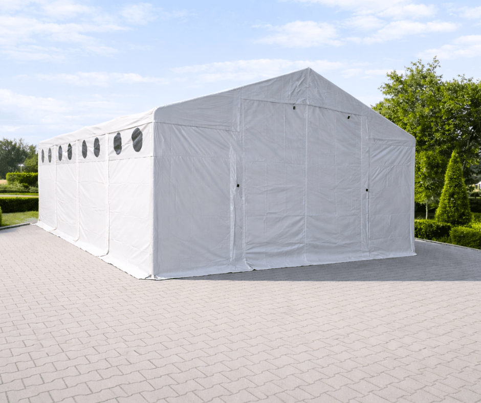 Namiot z oknami doświetlającymi z grubą plandeką