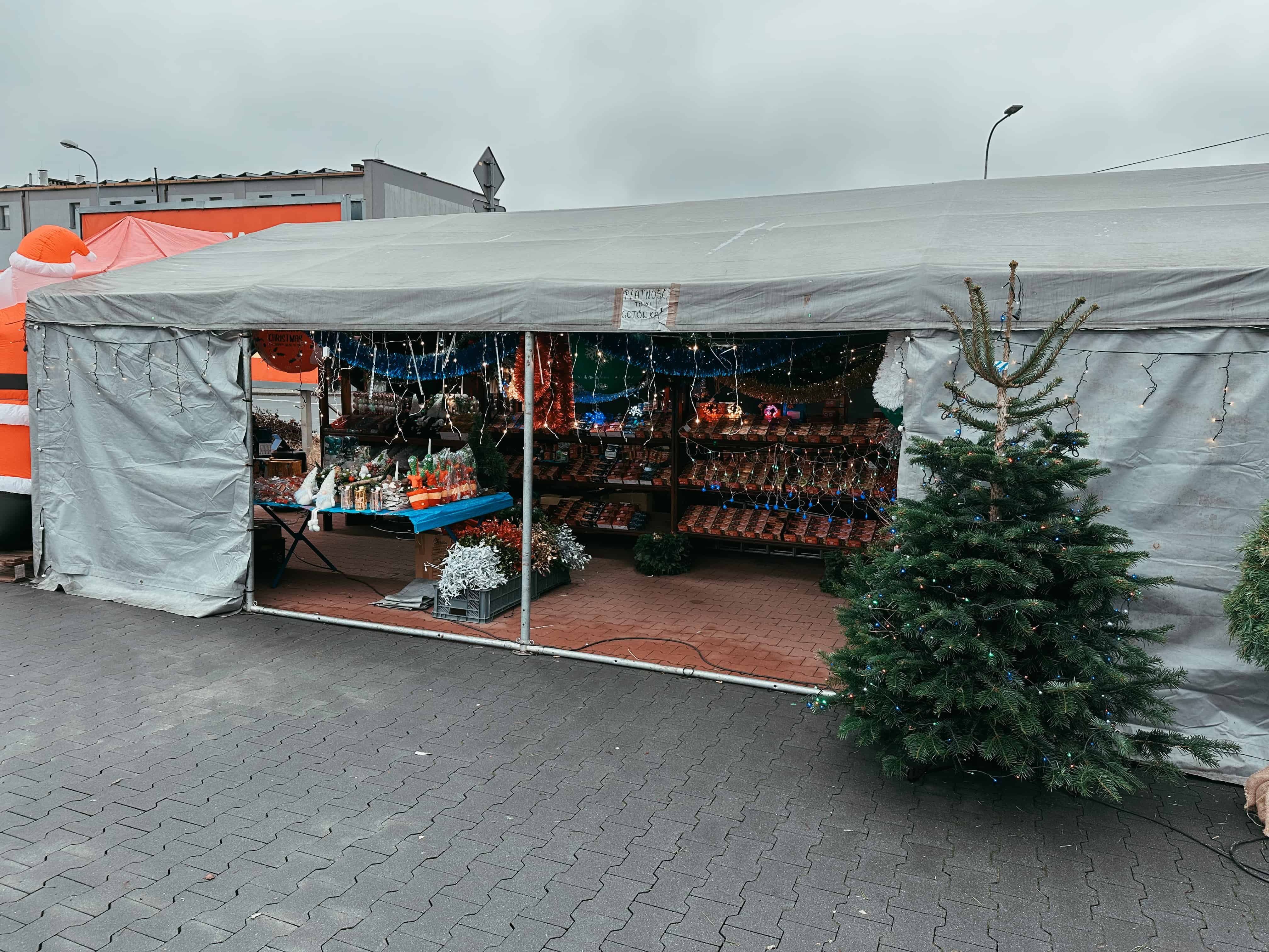 Duży namiot handlowy ze światełkami choinkowymi