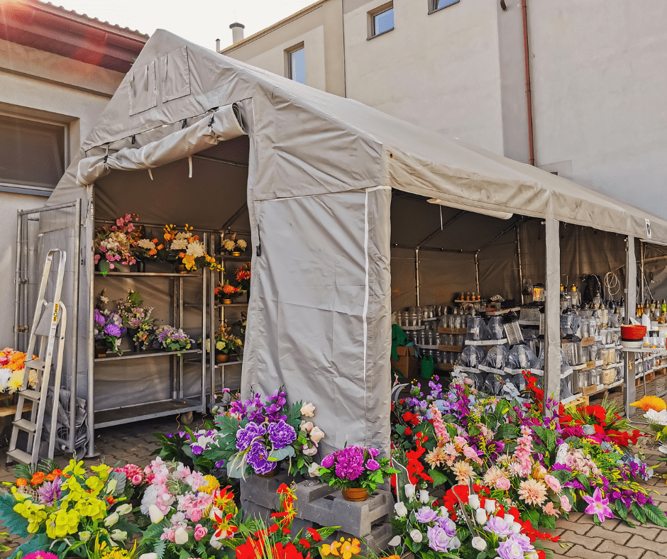 Estetyczne stoisko z kwiatami w namiocie handlowym