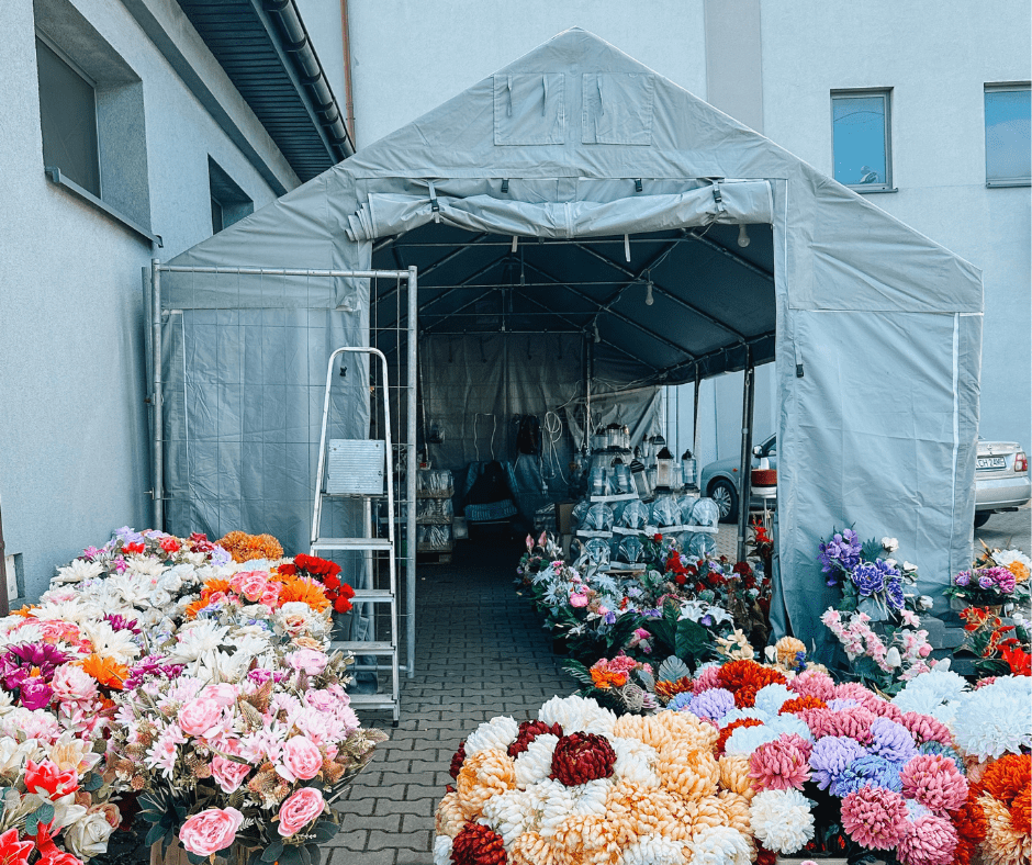 Sprzedaż kwiatów i zniczy w namiocie handlowym