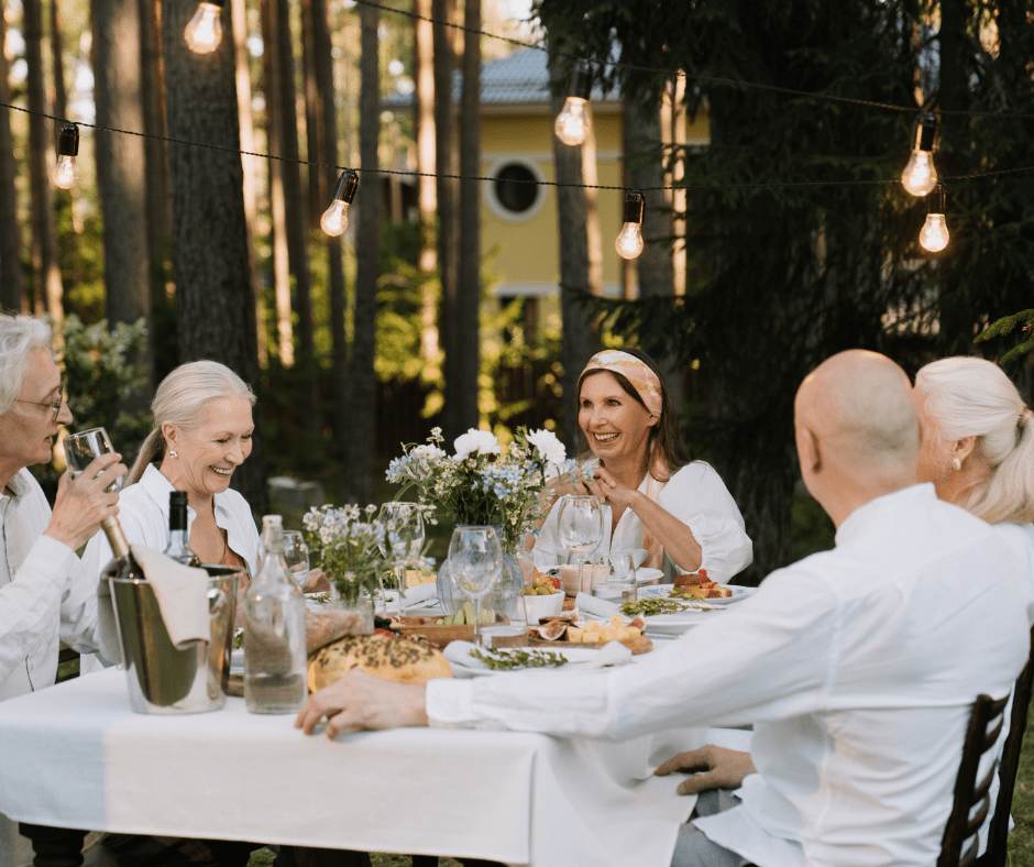 Klimatyczny wieczór przy muzyce w namiocie imprezowym