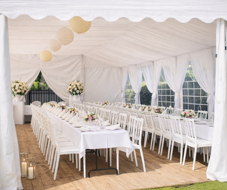 Plenerowe wesele w namiocie eventowym