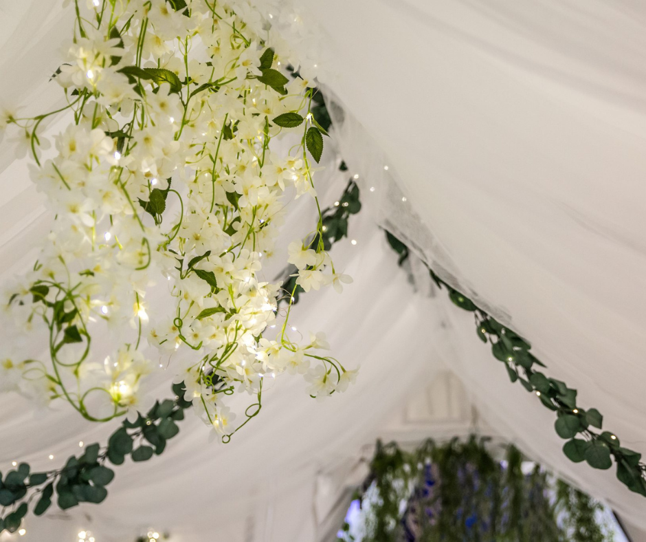 Dekoracje sufitu w namiocie weselnym