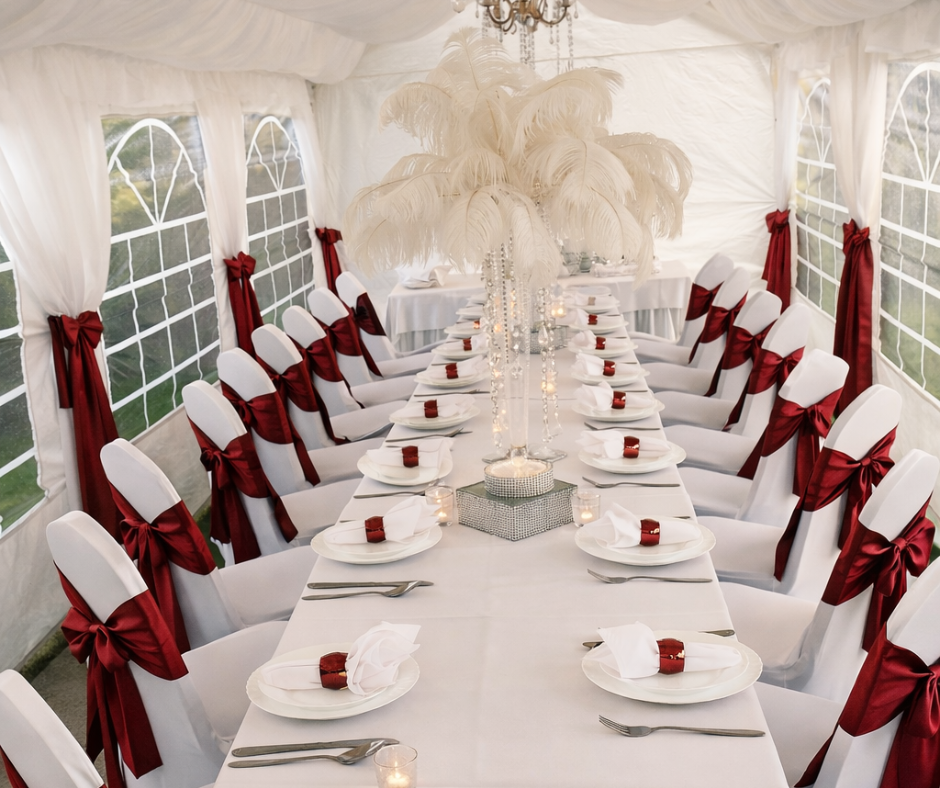 Stoły weselne w namiocie imprezowym