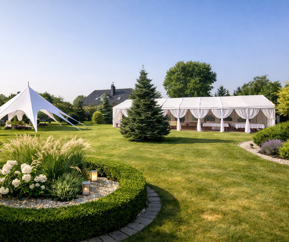 Plenerowe przyjęcie weselne pod namiotem